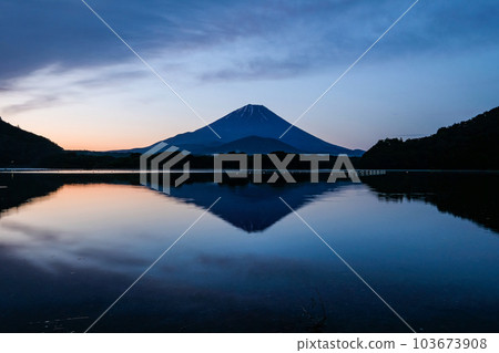 黎明前的精進湖和富士山 黎明前的精進湖和富士山 103673908