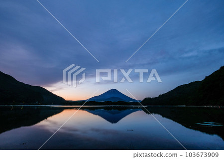 黎明前的精進湖和富士山 黎明前的精進湖和富士山 103673909