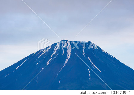 黎明前的精進湖和富士山 黎明前的精進湖和富士山 103673965