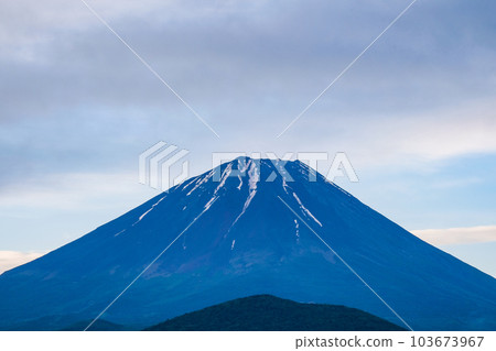 黎明前的精進湖和富士山 黎明前的精進湖和富士山 103673967