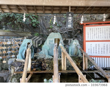 它是很多青蛙的雕像,是三重縣伊勢市神社二見置玉神社的供水青蛙。 它是很多青蛙的雕像,是三重縣伊勢市神社二見置玉神社的供水青蛙。 103673968