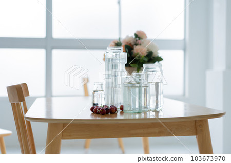 桌上的櫻桃和玻璃器皿 桌上的櫻桃和玻璃器皿 103673970
