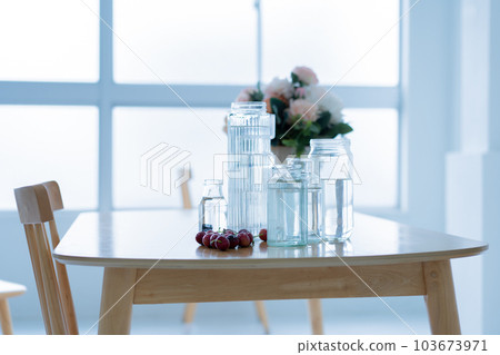 桌上的櫻桃和玻璃器皿 桌上的櫻桃和玻璃器皿 103673971