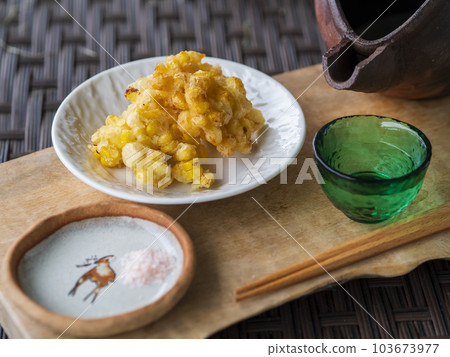 清酒小吃是玉米 kakiage 清酒小吃是玉米 kakiage 103673977