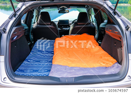 在戶外睡在車裡 睡袋 在戶外睡在車裡 睡袋 103674597