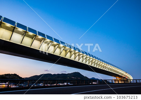 日落後的牛深海谷橋[熊本縣天草市牛深] 103675213