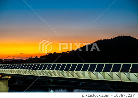 日落後的牛深海谷橋[熊本縣天草市牛深] 103675227