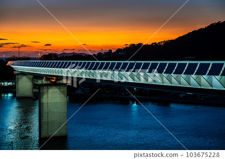 日落後的牛深海谷橋[熊本縣天草市牛深] 103675228