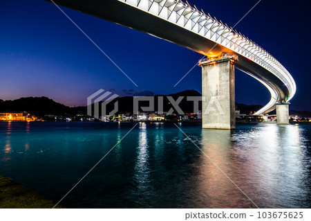 夜間點亮的牛深海谷橋[熊本縣天草市牛深] 103675625