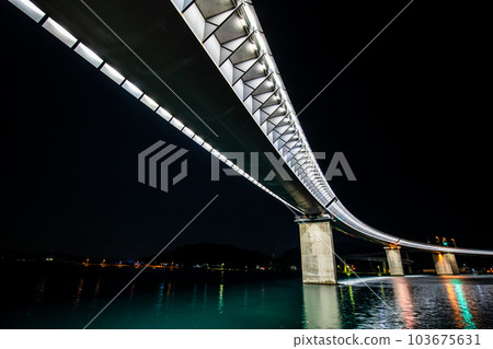 夜間點亮的牛深海谷橋[熊本縣天草市牛深] 103675631