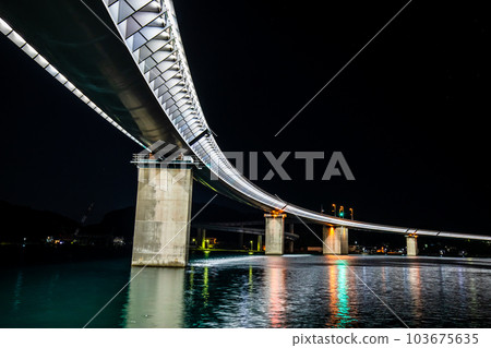 夜間點亮的牛深海谷橋[熊本縣天草市牛深] 103675635