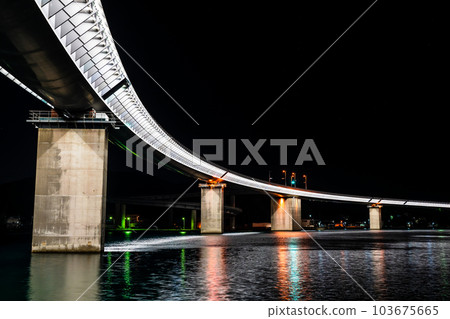 夜間點亮的牛深海谷橋[熊本縣天草市牛深] 103675665
