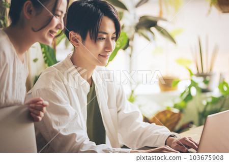 couple, man and woman, laptop 103675908