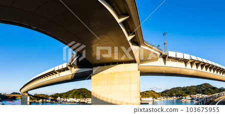 Morning panorama of Ushibuka Haiya Bridge [Ushibuka, Amakusa City, Kumamoto Prefecture] 103675955