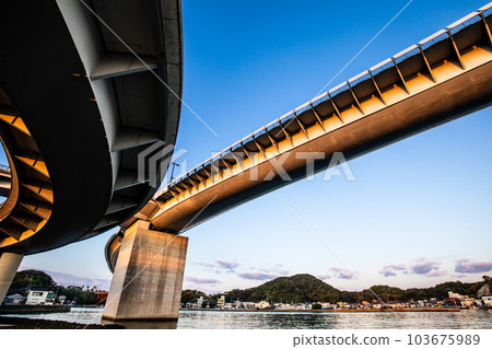 牛深海谷橋的晨景[熊本縣天草市牛深] 103675989