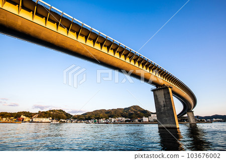 Morning view of Ushibuka Haiya Bridge [Ushibuka, Amakusa City, Kumamoto Prefecture] 103676002