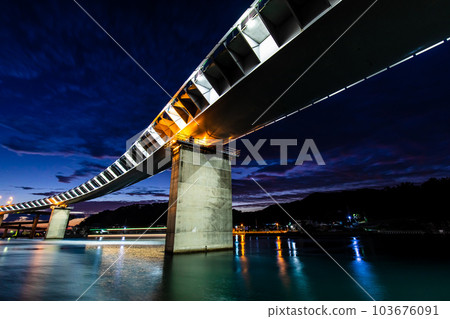 黎明前的牛深海谷橋[熊本縣天草市牛深] 103676091