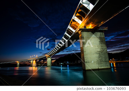 Ushibuka Haiya Bridge Before Dawn [Ushibuka, Amakusa City, Kumamoto Prefecture] 103676093