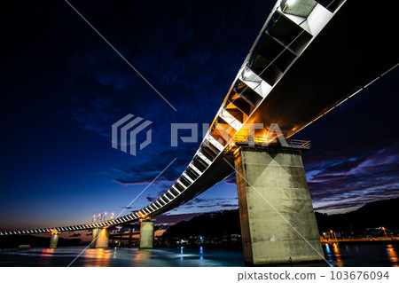 黎明前的牛深海谷橋[熊本縣天草市牛深] 103676094