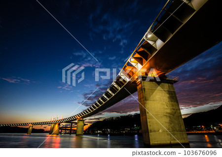 Ushibuka Haiya Bridge Before Dawn [Ushibuka, Amakusa City, Kumamoto Prefecture] 103676096
