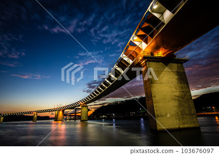Ushibuka Haiya Bridge Before Dawn [Ushibuka, Amakusa City, Kumamoto Prefecture] 103676097