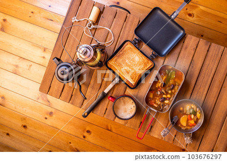 在營地用篝火做飯 103676297