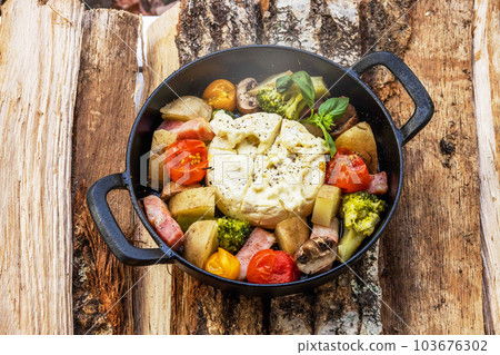 在營地用篝火做飯 103676302