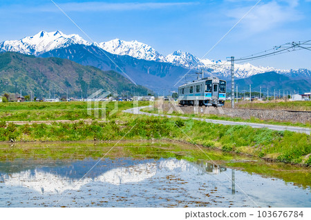 以北阿爾卑斯為背景,穿越春田的大糸線列車(Azumi Kutsukake - Shinano Tokiwa) 以北阿爾卑斯為背景,穿越春田的大糸線列車(Azumi Kutsukake - Shinano Tokiwa) 103676784