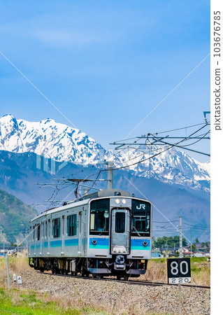 以北阿爾卑斯為背景,穿越春田的大糸線列車(Azumi Kutsukake - Shinano Tokiwa) 以北阿爾卑斯為背景,穿越春田的大糸線列車(Azumi Kutsukake - Shinano Tokiwa) 103676785
