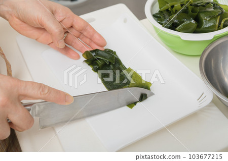[Housewife cooking raw seaweed] 103677215
