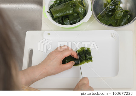 [Housewife cooking raw seaweed] 103677223