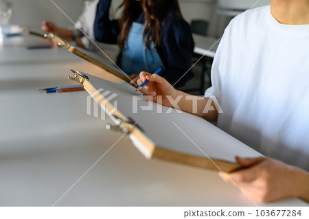 draw a sketch draw a sketch 103677284