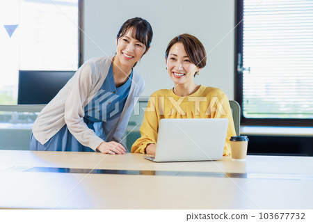 Businesswomen having a meeting in the office 103677732