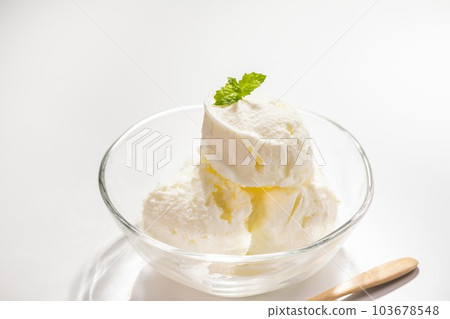 Cold and delicious ice milk cream Cold and delicious ice milk cream 103678548