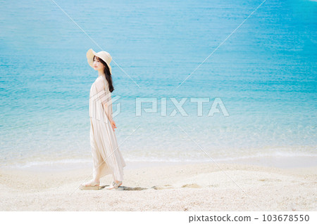 年輕女子在海邊散步 103678550