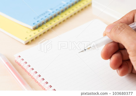 筆記本和活動鉛筆（文具） 103680377