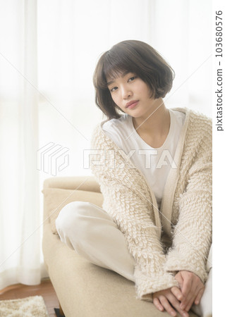 在沙發上放鬆的年輕女子（黑霧過濾器） 103680576