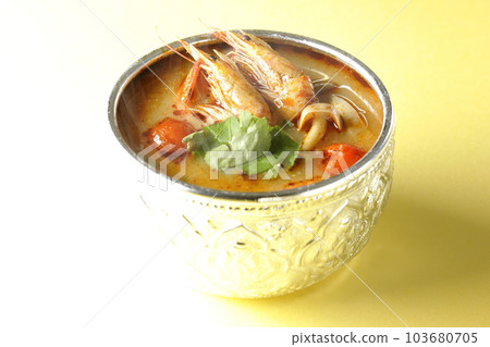 Steaming tom yum goong with tomato, coriander and shrimp 103680705