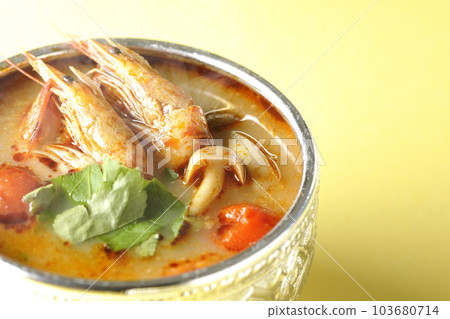 Steaming tom yum goong with tomato, coriander and shrimp Steaming tom yum goong with tomato, coriander and shrimp 103680714