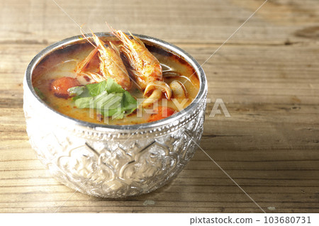 Steaming tom yum goong with tomato, coriander and shrimp 103680731