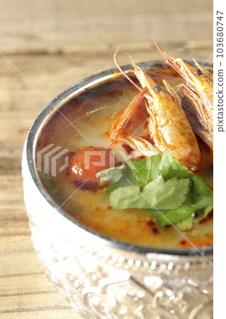 Steaming tom yum goong with tomato, coriander and shrimp 103680747