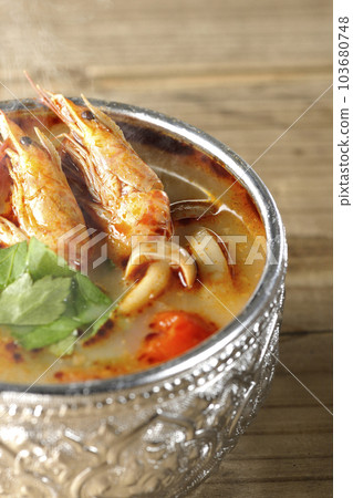 Steaming tom yum goong with tomato, coriander and shrimp 103680748