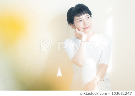 中年婦女享受生活的美麗形象 中年婦女享受生活的美麗形象 103681247
