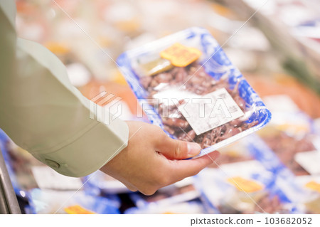 在超市撿螢火蟲魷魚的工人 103682052