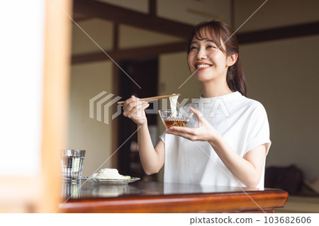 吃somen的婦女 103682606