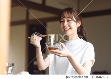 吃somen的婦女 103682607