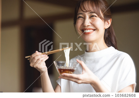 吃somen的婦女 103682608