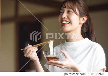 吃somen的婦女 103682609