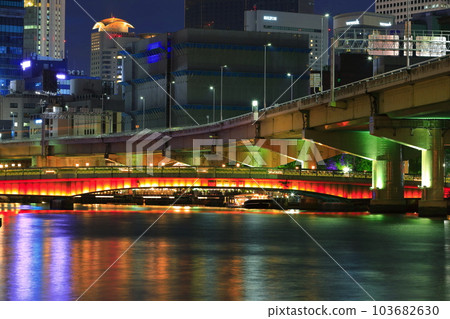 [大阪府]難波橋的夜景 103682630