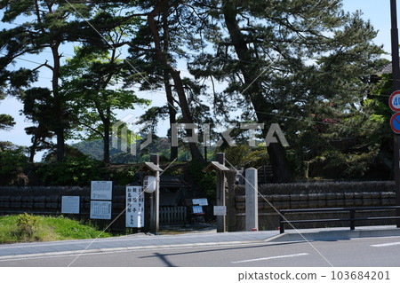 View of the entrance gate of Kanrantei 103684201
